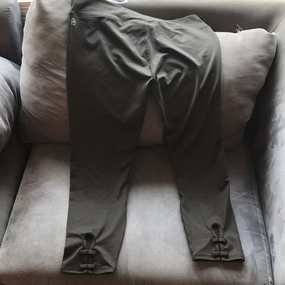 JustFab Athletic cropped leggings w/cutout XXL NWT